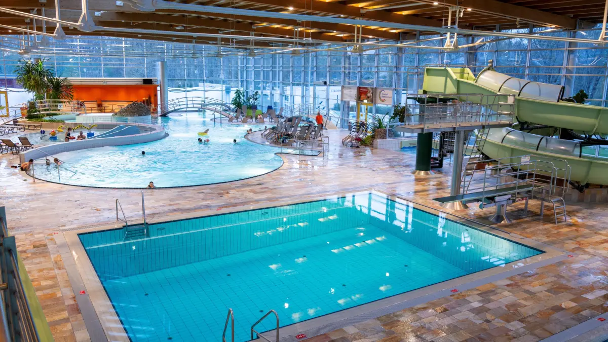 Das Freizeitbad Greifswald. Schwimmbäder, Saunen und Spas sind energieintensiv. Besonders für die Wärmeversorgung ist man auf Gaslieferungen angewiesen. Kurzfristig besteht jedoch noch kein Grund zur Sorge. Auch das Freizeitbad in Greifswald beruhigt und verweist auf langfristige Verträge mit den dortigen Stadtwerken. Es gebe demnach keine Pläne, die Wassertemperatur zu verringern oder die Saunabereiche zu schließen. +++ dpa-Bildfunk +++