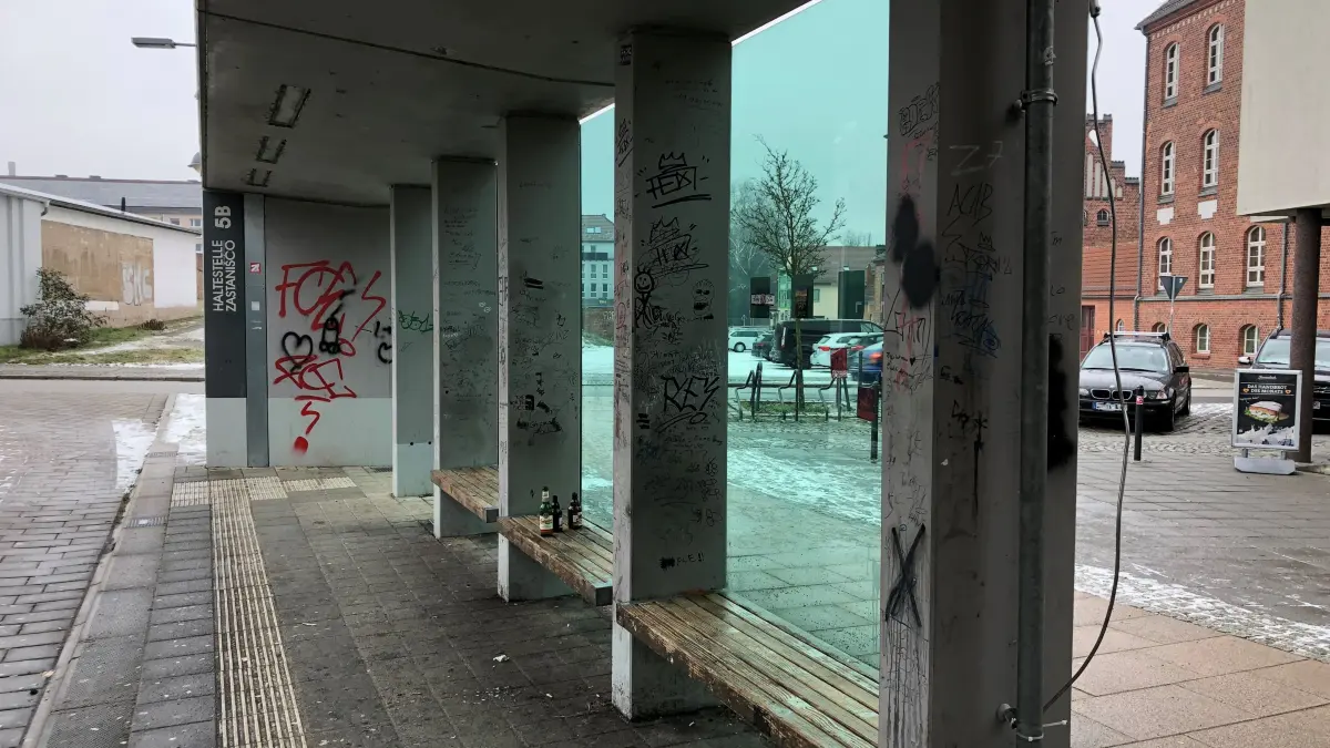 Beschädigungen, Verschmutzungen und Schmierereien sind ein ständiges Ärgernis am Busbahnhof von Spremberg. Im Januar 2025 ist bereits die große Scheibe eines Wartehauses zerstört worden. An ihrer Stelle klafft eine Lücke.
