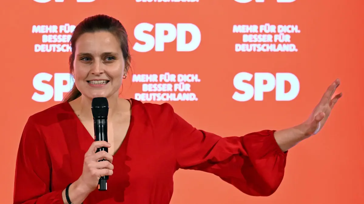 SPD-Bundestagsabgeordnete Wallstein: ARCHIV - 11.02.2025, Brandenburg, Cottbus: Die SPD-Bundestagsabgeordnete Maja Wallstein, aufgenommen in der Alten Chemiefabrik während eines Gesprächs von Bundeskanzler Scholz mit Bürgern. (zu dpa: «Brandenburgs Grüne werben für SPD-Kandidatin in Cottbus») Foto: Soeren Stache/dpa +++ dpa-Bildfunk +++