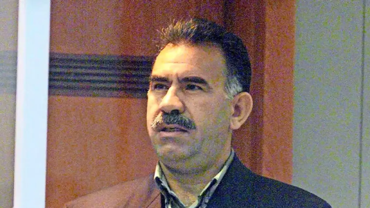 Archivfoto des früheren PKK-Führers Öcalan aus dem Jahr 1999, als er in der Türkei vor Gericht stand.