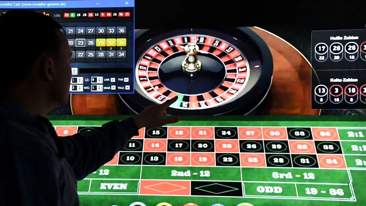 ARCHIV - 15.03.2019, Schleswig-Holstein, Aukrug-Homfeld: ILLUSTRATION - Ein Mann steht vor einem Bildschirm mit einer Seite für Online-Roulette (roulette-gewinn). (zu dpa "Automatenwirtschaft: Kampf gegen illegales Glücksspiel unzureichend") Foto: Carsten Rehder/dpa +++ dpa-Bildfunk +++