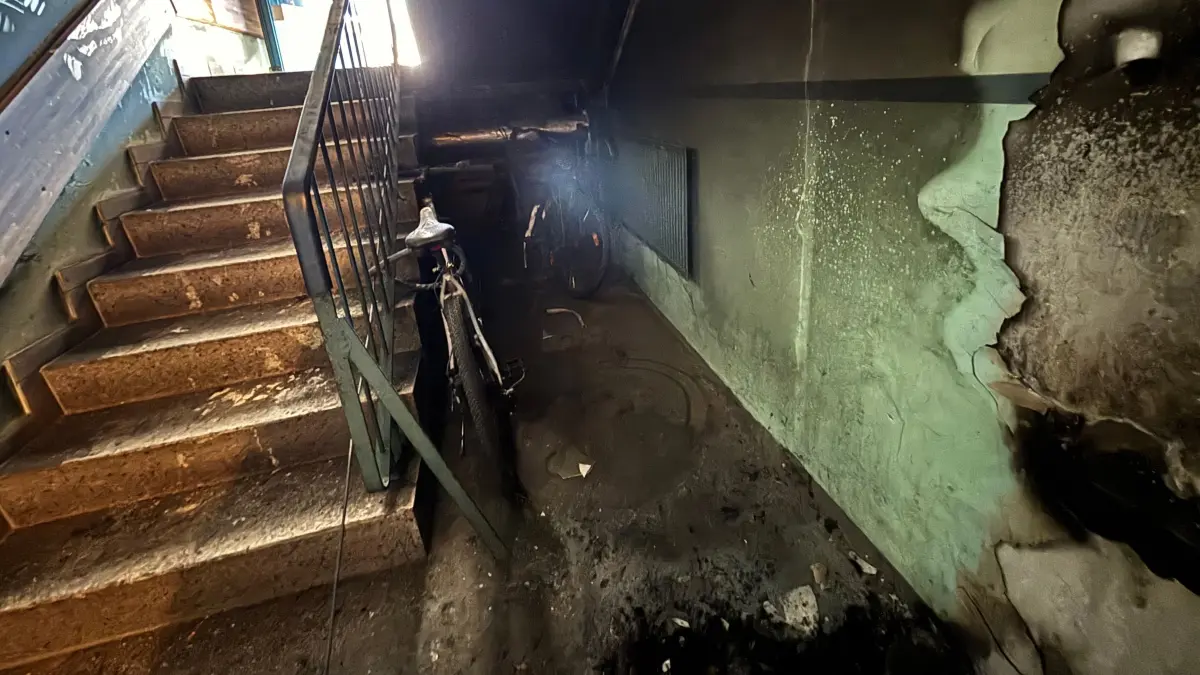 Hier stand der Kinderwagen von Familie Aslani, der am Mittwoch in Flammen aufging.