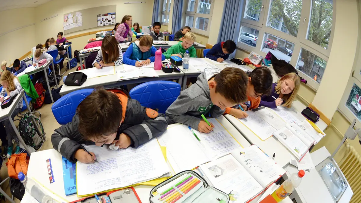 ARCHIV - ILLUSTRATION - Schüler der bilingualen G9 Klasse 5 i aufgenommen am 09.10.2013 im Theodor-Heuss-Gymnasium in Pforzheim (Baden-Württemberg) während einer Unterrichtsstunde. Bist du sehr gut in einem bestimmten Schulfach? Und jemand aus deiner Klasse nicht? Dann hilf ihm doch dabei! Foto: Uli Deck/dpa +++(c) dpa - Nachrichten für Kinder+++