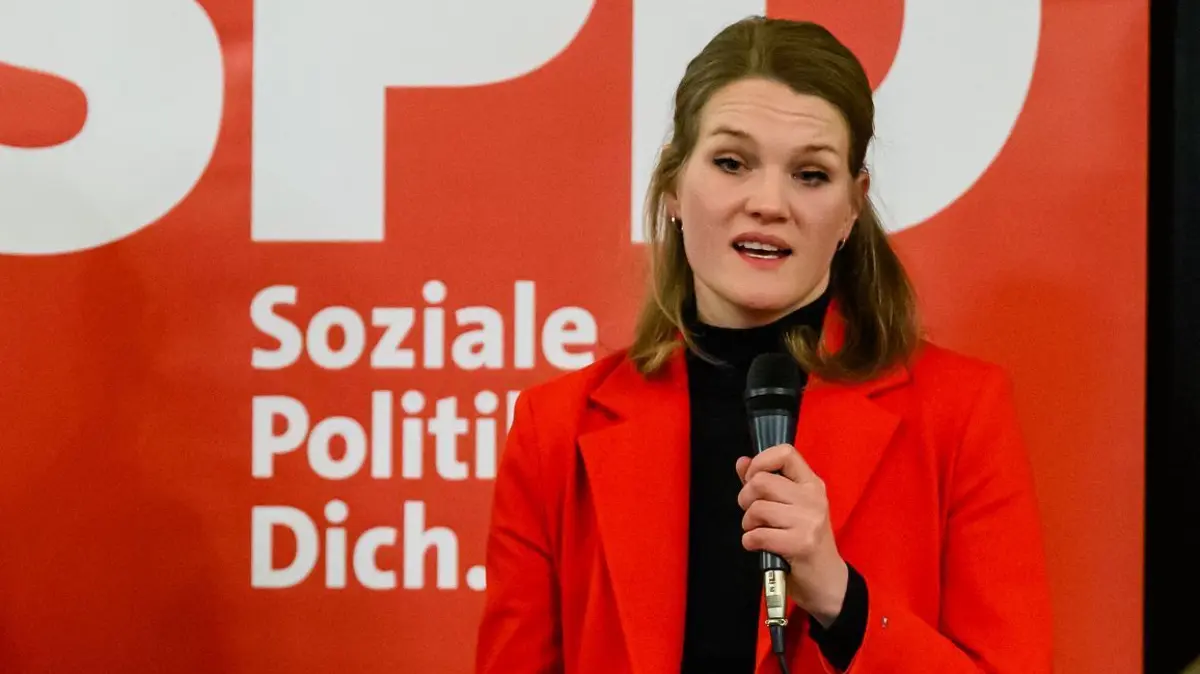 Wahlkampf SPD - Niedergörsdorf in Brandenburg: 20.02.2025, Brandenburg, Niedergörsdorf: Dietmar Woidke (SPD), Ministerpräsident von Brandenburg, unterstützt Sonja Eichwede (SPD), Bundestagsabgeordnete, auf einer Wahlkampfveranstaltung mit Bürgerdialog. Sonja Eichwede ist Bundestagsabgeordnete für Jüterbog und Niedergörsdorf. Sie stellt sich am 23.02.2025 erneut zur Wahl. Foto: Patrick Pleul/dpa +++ dpa-Bildfunk +++