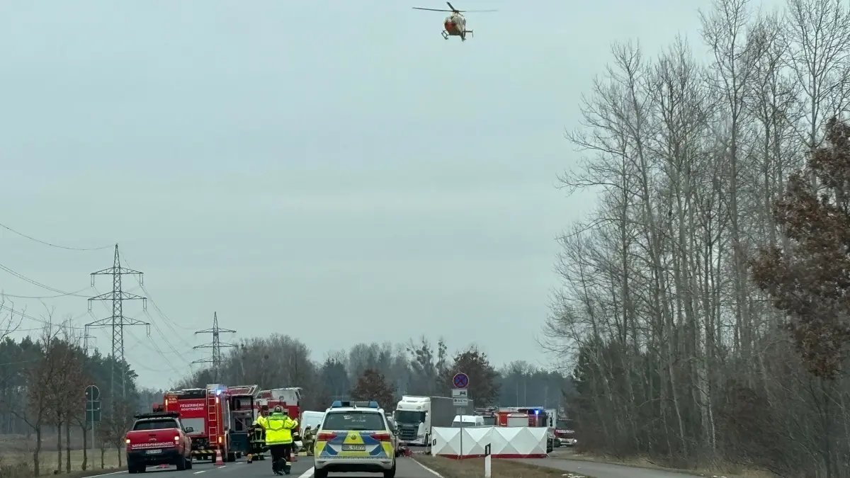Schwerer Unfall auf der L55 bei Schipkau am Freitag (21. Februar): Auch ein Rettungshubschrauber ist im Einsatz.