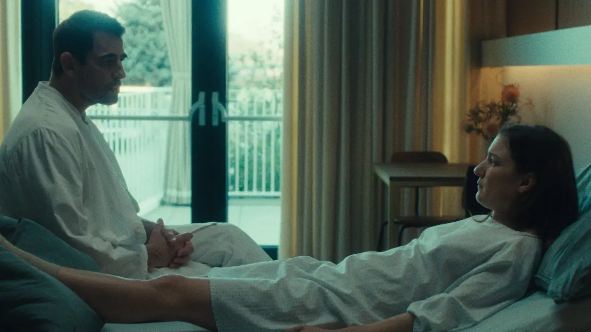 Claes Bang und Marie Leuenberger in Mother`s Baby