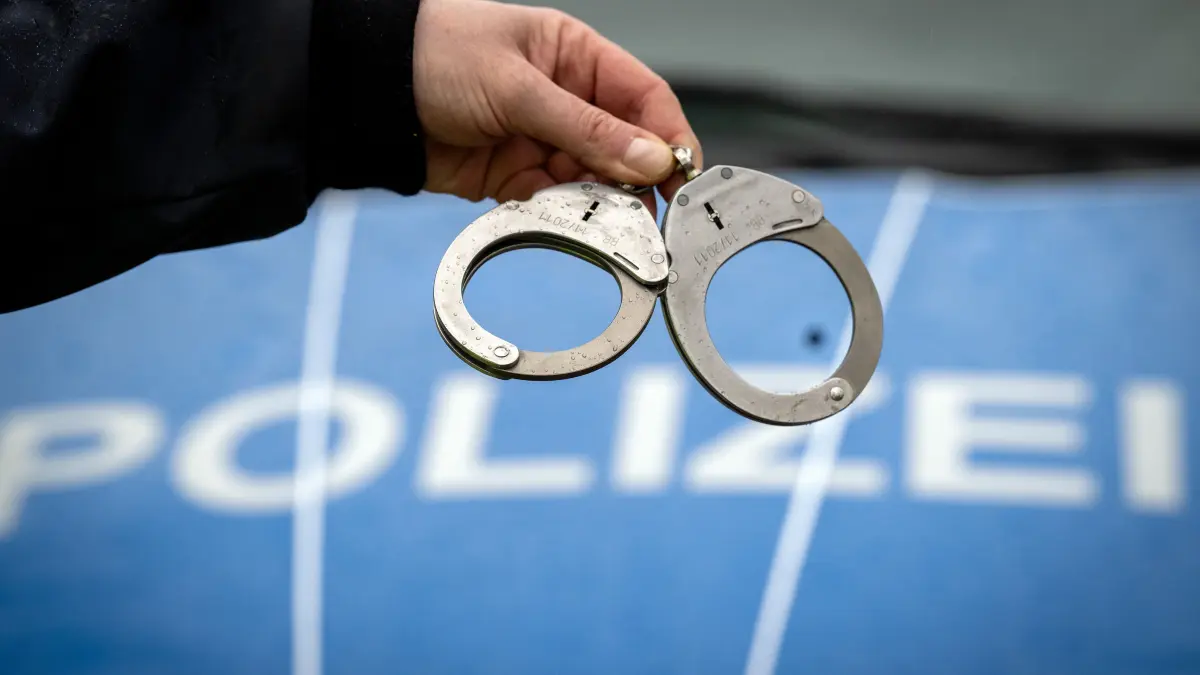Im Landkreis Dahme-Spreewald wurde ein 18-Jähriger wegen des Verdachts auf Planung eines politisch motivierten Anschlags in Berlin festgenommen. (Symbolbild)