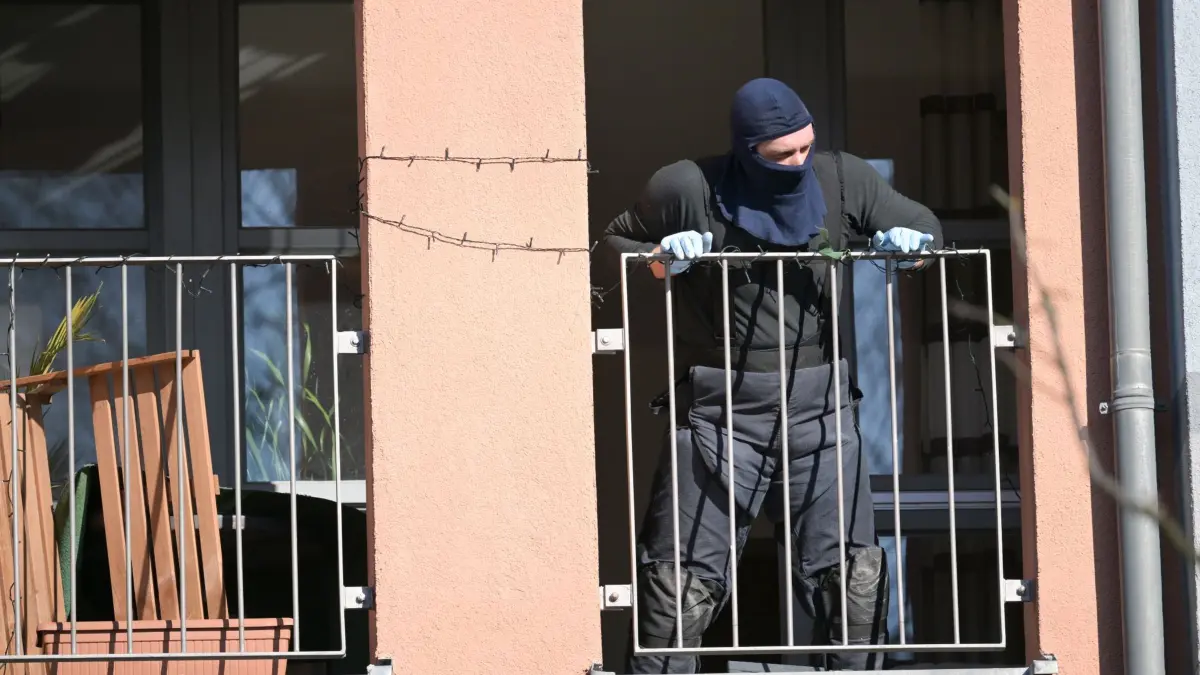 Mutmaßlicher Anschlagsplan - Durchsuchung in Potsdam: 22.02.2025, Brandenburg, Potsdam: Nach einem mutmaßlichen Anschlagsplan auf die israelische Botschaft in Berlin durchsucht die Polizei wegen eines möglichen Sprengstofffunds eine Wohnung in einem Mehrfamilienhaus. Der Einsatz stehe im Zusammenhang mit der Festnahme eines 18-Jährigen vom Freitag, sagte eine Polizeisprecherin. Foto: Michael Bahlo/dpa +++ dpa-Bildfunk +++