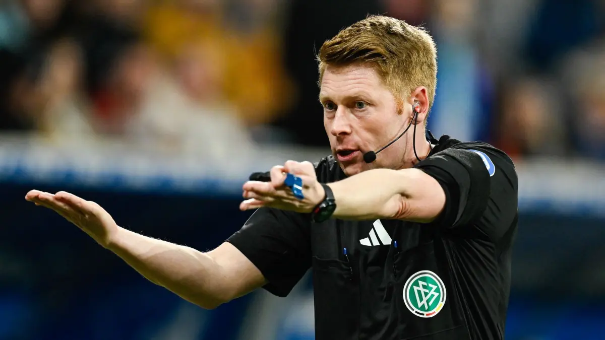 TSG 1899 Hoffenheim - VfB Stuttgart: 23.02.2025, Baden-Württemberg, Sinsheim: Fußball: Bundesliga, TSG 1899 Hoffenheim - VfB Stuttgart, 23. Spieltag, PreZero Arena. Schiedsrichter Christian Dingert gestikuliert. Foto: Uwe Anspach/dpa - WICHTIGER HINWEIS: Gemäß den Vorgaben der DFL Deutsche Fußball Liga bzw. des DFB Deutscher Fußball-Bund ist es untersagt, in dem Stadion und/oder vom Spiel angefertigte Fotoaufnahmen in Form von Sequenzbildern und/oder videoähnlichen Fotostrecken zu verwerten bzw. verwerten zu lassen. +++ dpa-Bildfunk +++