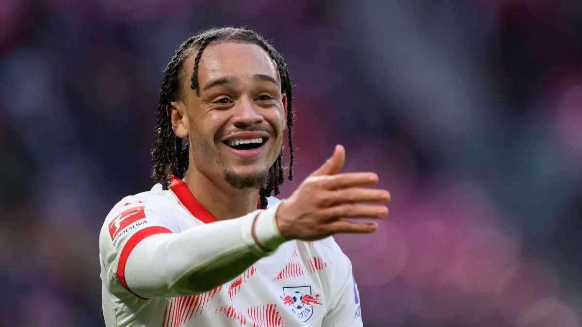 RB Leipzig - 1. FC Heidenheim: 23.02.2025, Sachsen, Leipzig: Fußball: Bundesliga, RB Leipzig - 1. FC Heidenheim, 23. Spieltag, Red Bull Arena. Leipzigs Xavi Simons reagiert auf dem Platz. Foto: Hendrik Schmidt/dpa - WICHTIGER HINWEIS: Gemäß den Vorgaben der DFL Deutsche Fußball Liga bzw. des DFB Deutscher Fußball-Bund ist es untersagt, in dem Stadion und/oder vom Spiel angefertigte Fotoaufnahmen in Form von Sequenzbildern und/oder videoähnlichen Fotostrecken zu verwerten bzw. verwerten zu lassen. +++ dpa-Bildfunk +++