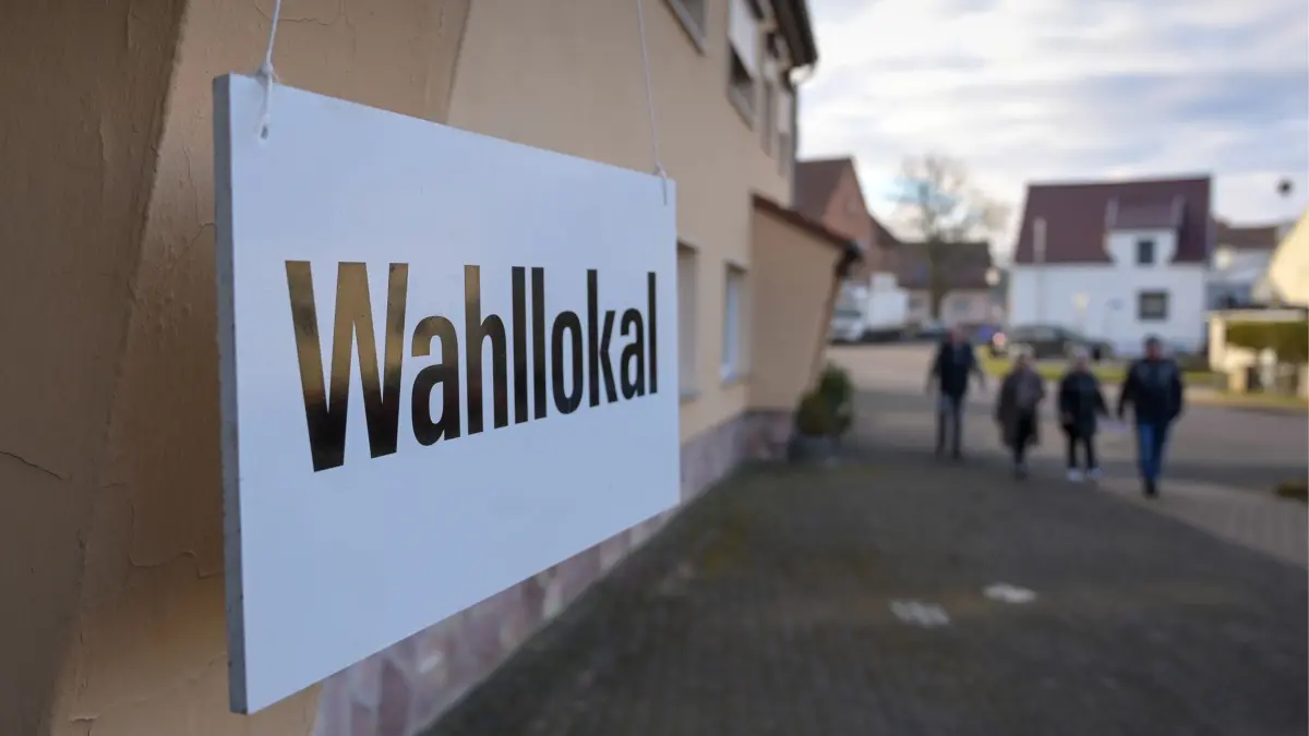 Bundestagswahl - Sachsen-Anhalt: 23.02.2025, Sachsen-Anhalt, Wolferode: Ein Schild mit der Aufschrift "Wahllokal" hängt am Eingang der Gaststätte "Zum Anker". Am Sonntag findet die vorgezogene Wahl zum 21. Deutschen Bundestag statt. Foto: Heiko Rebsch/dpa +++ dpa-Bildfunk +++
