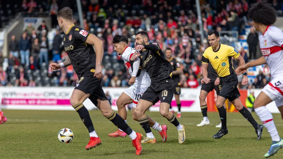Tolcay Cigerci (FC Energie Cottbus, #10) versucht Laurin Ulrich (VfB Stuttgart II, #10) zu halten,
GER, VfB Stuttgart II vs. FC Energie Cottbus, Fussball, 3. Liga, 25. Spieltag, Saison 2024/2025, 23.02.2025,
DFL REGULATIONS PROHIBIT ANY USE OF PHOTOGRAPHS AS IMAGE SEQUENCES AND/OR QUASI-VIDEO,
Foto: Eibner-Pressefoto/Jani Pless