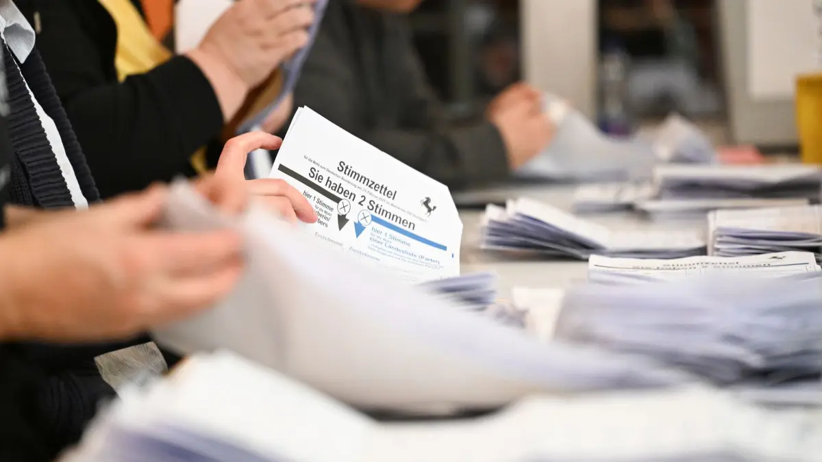 Bundestagswahl - Auszählung Briefwahl: 23.02.2025, Baden-Württemberg, Stuttgart: Stimmzettel der Briefwahl für die Bundestagswahl werden im Schwabenzentrum ausgezählt. Am Sonntag fand die vorgezogene Wahl zum 21. Deutschen Bundestag statt. (zu dpa: «CDU bei Wahl vorn - künftig acht Abgeordnete aus Saarland») Foto: Bernd Weißbrod/dpa +++ dpa-Bildfunk +++