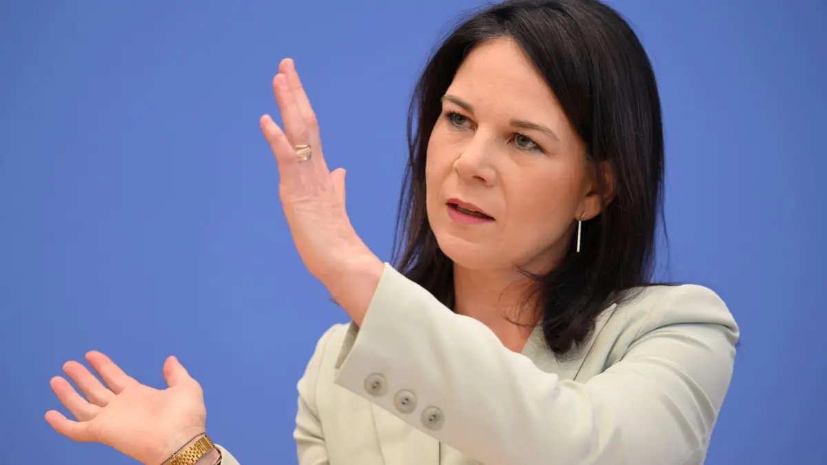 Nach der Bundestagswahl - Bundespressekonferenz.: 24.02.2025, Berlin: Annalena Baerbock (Bündnis 90/Die Grünen), Außenministerin, spricht im Haus der Bundespressekonferenz auf einer Pressekonferenz. Am Vortag fand die vorgezogene Wahl zum 21. Deutschen Bundestag statt. Foto: Sören Stache/dpa +++ dpa-Bildfunk +++