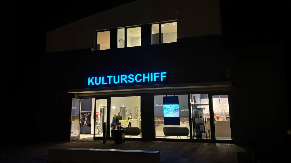 Das Kulturschiff im Familienpark Großkoschen am Senftenberger See wurde vor allem aus Gründen der Saisonverlängerung vom Zweckverband LSB erbaut. Mit der Nutzung der Einrichtungen sollen auch Übernachtungen generiert werden.