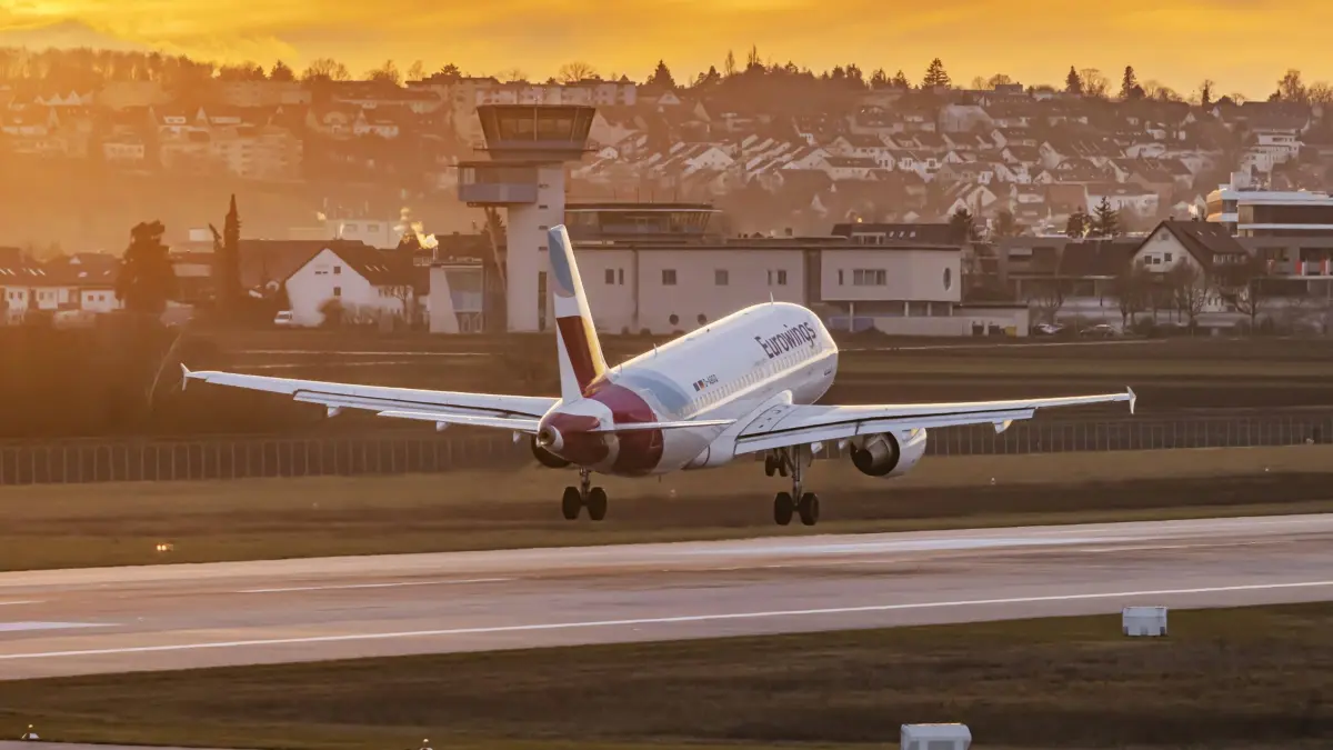 Flugzeug im Landeanflug auf den Flughafen Stuttgart. Registrierung: D-ABGQ, Eurowings, Airbus A319-100. // 10.01.2025: Stuttgart, Baden-Württemberg, Deutschland. *** Aircraft approaching Stuttgart Airport Registration D ABGQ, Eurowings, Airbus A319 100 10 01 2025 Stuttgart, Baden Württemberg, Germany