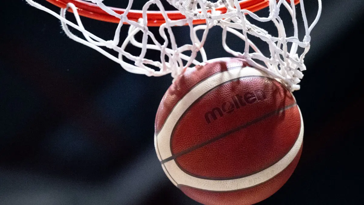DBBL-Pokal: ARCHIV - 17.04.2024, Sachsen, Chemnitz: Basketball, Europe Cup, Niners Chemnitz - Bahcesehir Koleji, K.o.-Runde, Finale, Hinspiele, Chemnitz Arena. Die offiziellen Spielbälle fallen während der Erwärmung in den Korb. (zu dpa: «Basketballerinnen aus Saarlouis stehen im Pokalfinale») Foto: Hendrik Schmidt/dpa +++ dpa-Bildfunk +++