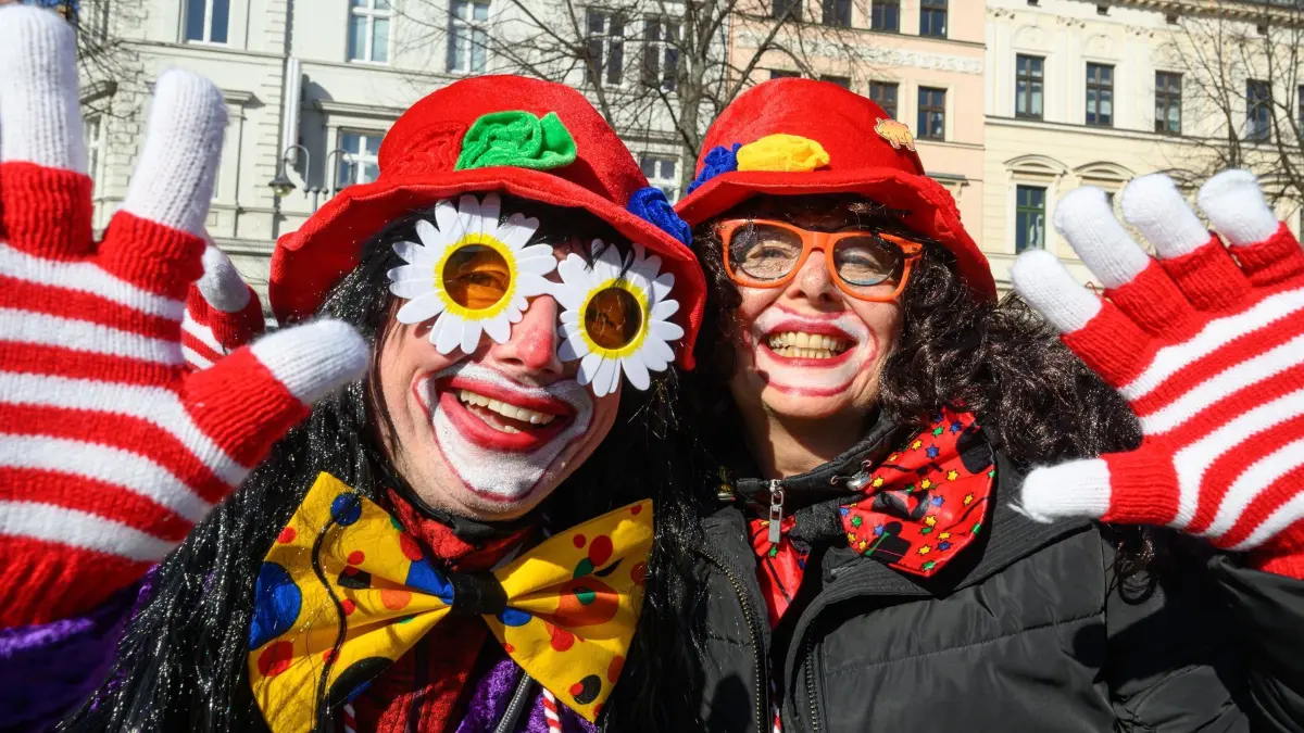 Karneval in Brandenburg: 02.03.2025, Brandenburg, Cottbus: Teilnehmer posieren am Karnevalsumzug «Zug der fröhlichen Leute» in Cottbus. Mit einem großen Umzug erreichte der Karneval am Sonntag in Cottbus seinen Höhepunkt. Der Zug setzte sich um 13.11 Uhr in Bewegung. Laut den Veranstaltern ist der Umzug in Cottbus einer der größten Karnevalsumzüge Ostdeutschlands. Die Jecken kommen etwa aus Berlin, Brandenburg, Sachsen und Mecklenburg-Vorpommern. Der RBB überträgt die Veranstaltung live. Foto: Patrick Pleul/dpa +++ dpa-Bildfunk +++