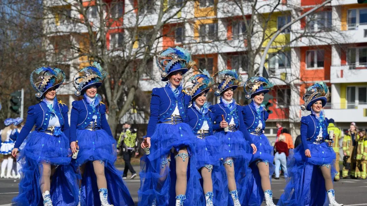 Karneval in Brandenburg: 02.03.2025, Brandenburg, Cottbus: Teilnehmer am Karnevalsumzug «Zug der fröhlichen Leute» in Cottbus. Mit einem großen Umzug erreichte der Karneval am Sonntag in Cottbus seinen Höhepunkt. Der Zug setzte sich um 13.11 Uhr in Bewegung. Laut den Veranstaltern ist der Umzug in Cottbus einer der größten Karnevalsumzüge Ostdeutschlands. Die Jecken kommen etwa aus Berlin, Brandenburg, Sachsen und Mecklenburg-Vorpommern. Der RBB überträgt die Veranstaltung live. Foto: Patrick Pleul/dpa +++ dpa-Bildfunk +++