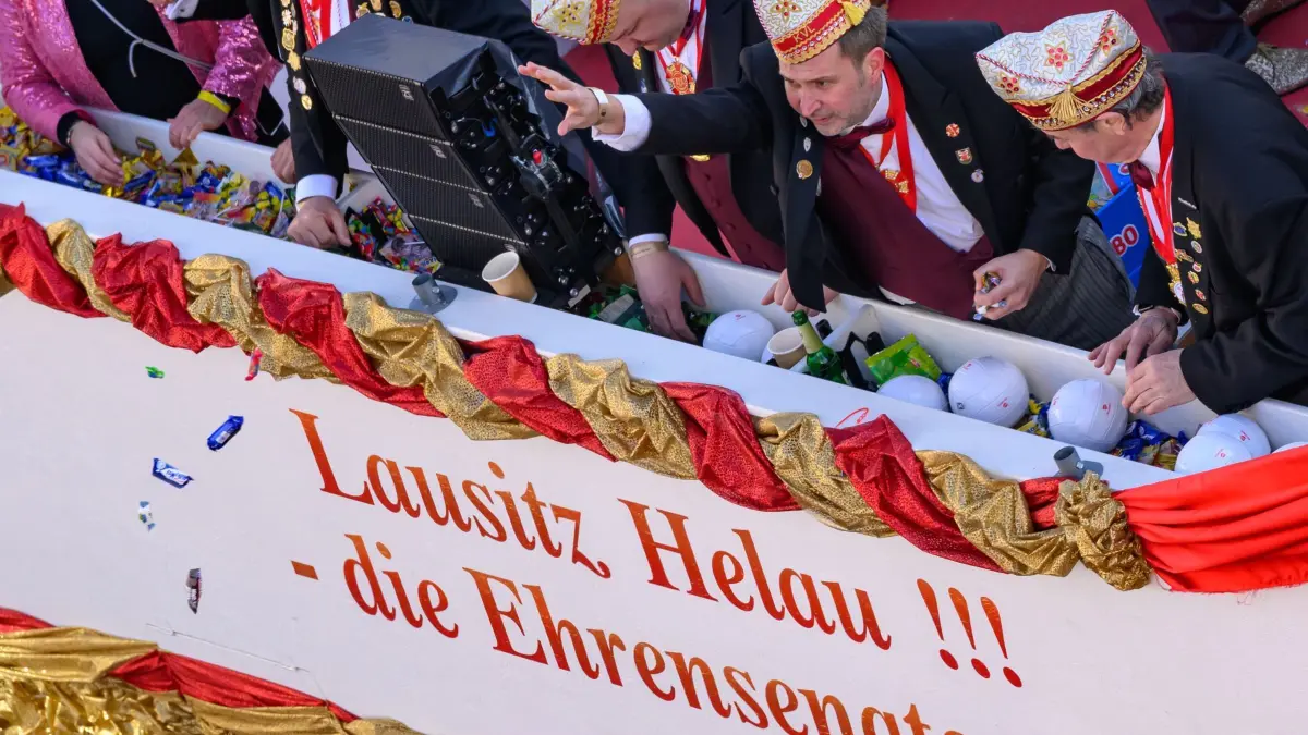 Karneval in Brandenburg: 02.03.2025, Brandenburg, Cottbus: Tobias Schick (2.v.r., SPD), Oberbürgermeister von Cottbus, nimmt am Karnevalsumzug «Zug der fröhlichen Leute» teil. Mit einem großen Umzug erreichte der Karneval am Sonntag in Cottbus seinen Höhepunkt. Der Zug setzte sich um 13.11 Uhr in Bewegung. Laut den Veranstaltern ist der Umzug in Cottbus einer der größten Karnevalsumzüge Ostdeutschlands. Die Jecken kommen etwa aus Berlin, Brandenburg, Sachsen und Mecklenburg-Vorpommern. Der RBB überträgt die Veranstaltung live. Foto: Patrick Pleul/dpa +++ dpa-Bildfunk +++