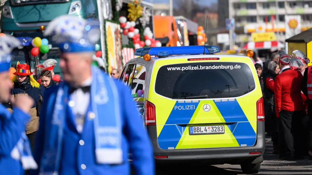 Karneval in Brandenburg: 02.03.2025, Brandenburg, Cottbus: Die Polizei sichert den Karnevalsumzug «Zug der fröhlichen Leute» in Cottbus. Mit einem großen Umzug erreichte der Karneval am Sonntag in Cottbus seinen Höhepunkt. Der Zug setzte sich um 13.11 Uhr in Bewegung. Laut den Veranstaltern ist der Umzug in Cottbus einer der größten Karnevalsumzüge Ostdeutschlands. Die Jecken kommen etwa aus Berlin, Brandenburg, Sachsen und Mecklenburg-Vorpommern. Der RBB überträgt die Veranstaltung live. Foto: Patrick Pleul/dpa +++ dpa-Bildfunk +++