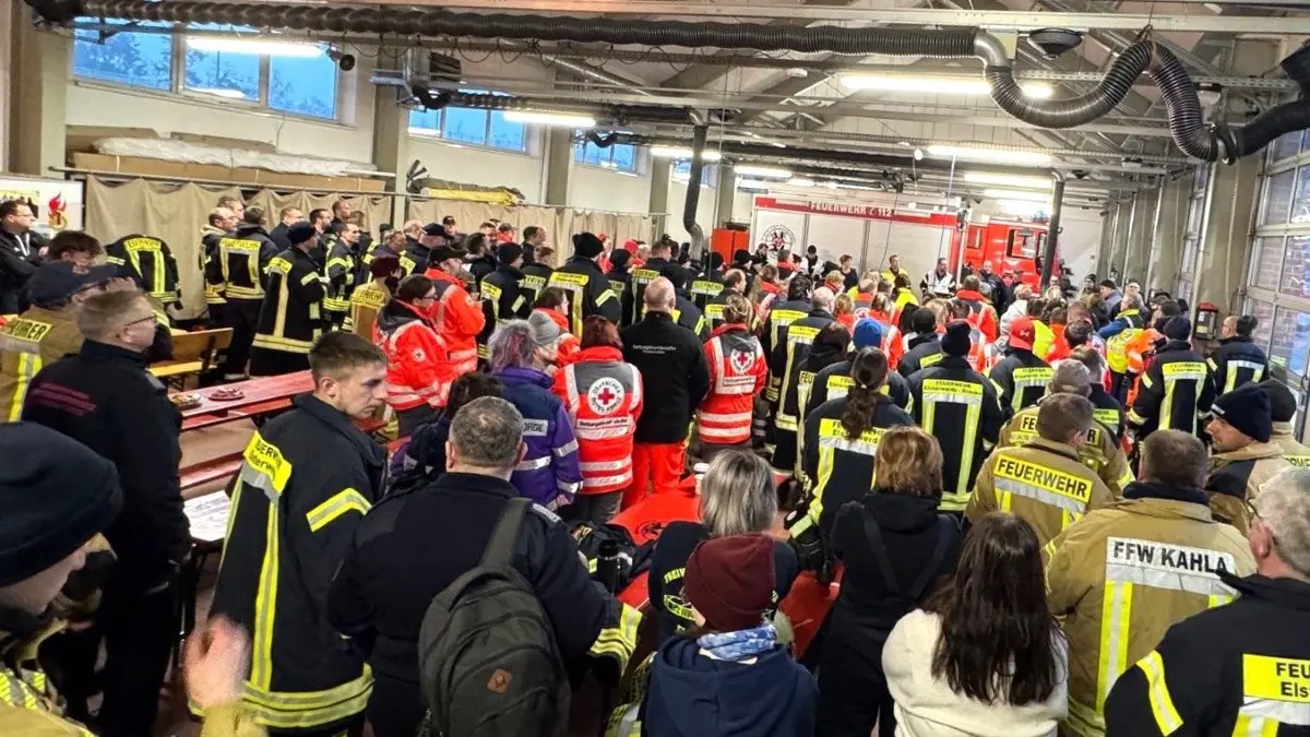 Viele Kräfte von Feuerwehr und Rotem Kreuz stehen im Gerätehaus in Elsterwerda in Bereitschaft und hoffen, dass sie nicht mehr zum Einsatz kommen müssen, weil die Bombenentschärfung hoffentlich erfolgreich wird.