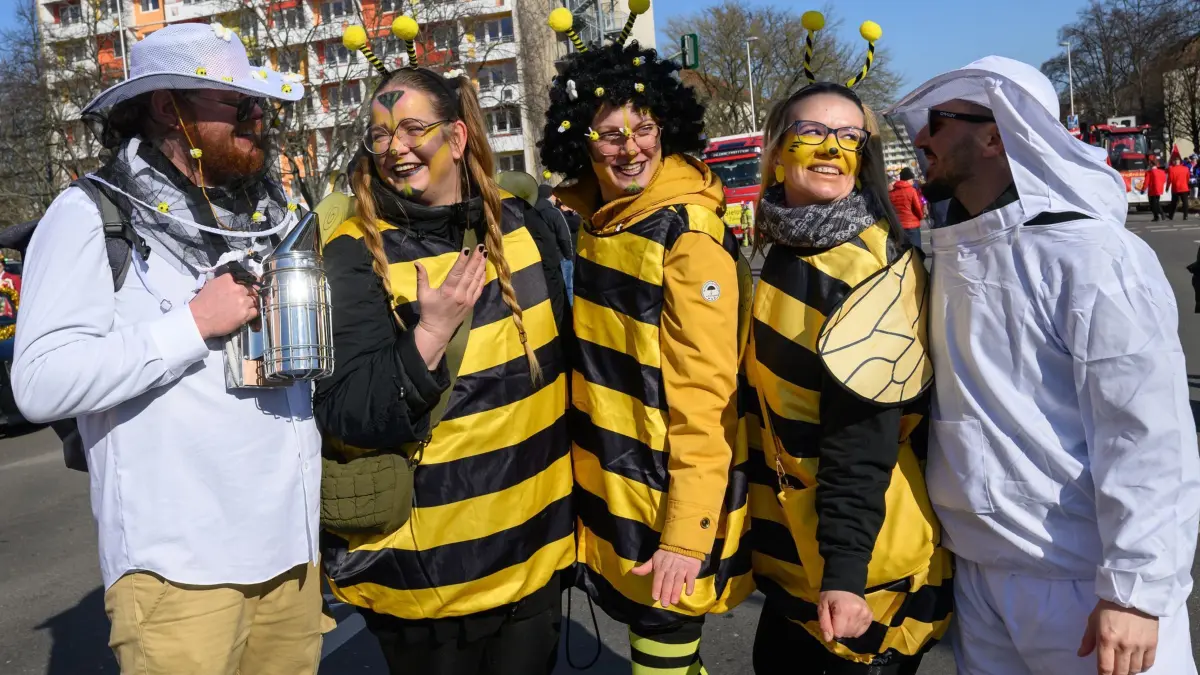 Karneval in Brandenburg: 02.03.2025, Brandenburg, Cottbus: Teilnehmer posieren am Karnevalsumzug «Zug der fröhlichen Leute» in Cottbus. Mit einem großen Umzug erreichte der Karneval am Sonntag in Cottbus seinen Höhepunkt. Der Zug setzte sich um 13.11 Uhr in Bewegung. Laut den Veranstaltern ist der Umzug in Cottbus einer der größten Karnevalsumzüge Ostdeutschlands. Die Jecken kommen etwa aus Berlin, Brandenburg, Sachsen und Mecklenburg-Vorpommern. Der RBB überträgt die Veranstaltung live. Foto: Patrick Pleul/dpa +++ dpa-Bildfunk +++