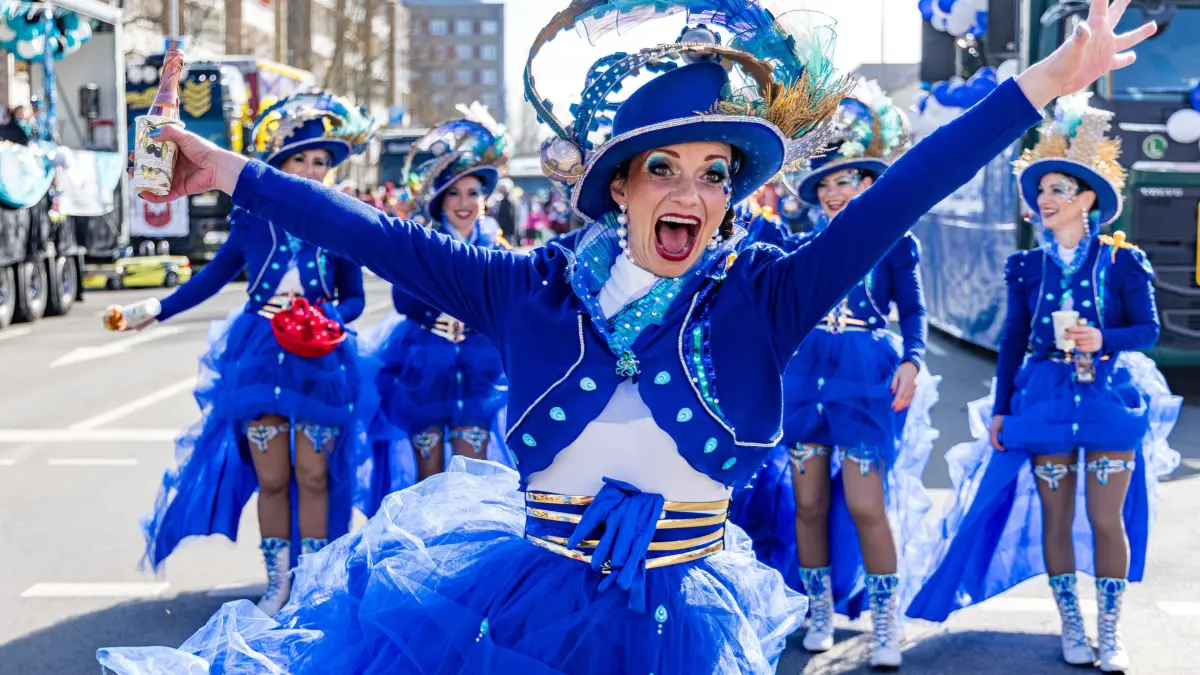Karneval - 32. „Zug der fröhlichen Leute“ in Cottbus: Teilnehmer tanzen sich am Sammelort beim «Zug der fröhlichen Leute» warm.
Etwa 4000 Mitwirkende präsentieren ab 13.11 Uhr geschmückte Trucks, Tänzergruppen und Spielmannszüge aus der Region, aus Berlin und aus Sachsen - insgesamt wurden 61 Startnummern vergeben. Tausende Besucher feiern am Rand der Umzugsstrecke den größten Karnevalsumzug Ostdeutschlands.