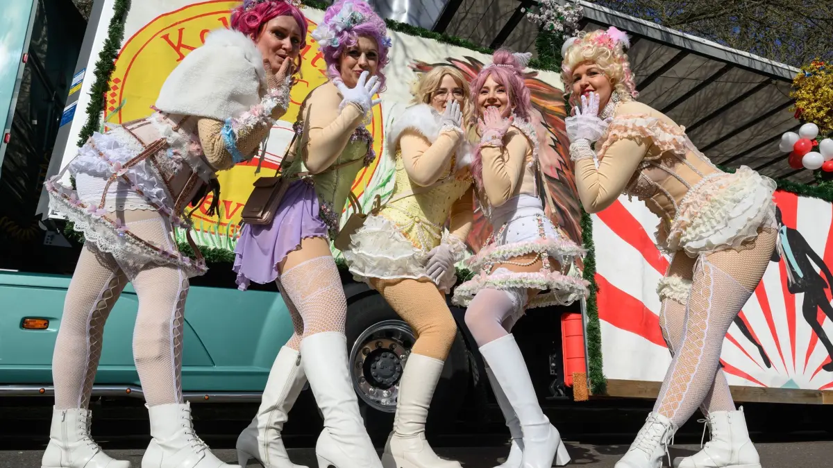 Karneval in Brandenburg: 02.03.2025, Brandenburg, Cottbus: Teilnehmer posieren am Karnevalsumzug «Zug der fröhlichen Leute» in Cottbus. Mit einem großen Umzug erreichte der Karneval am Sonntag in Cottbus seinen Höhepunkt. Der Zug setzte sich um 13.11 Uhr in Bewegung. Laut den Veranstaltern ist der Umzug in Cottbus einer der größten Karnevalsumzüge Ostdeutschlands. Die Jecken kommen etwa aus Berlin, Brandenburg, Sachsen und Mecklenburg-Vorpommern. Der RBB überträgt die Veranstaltung live. Foto: Patrick Pleul/dpa +++ dpa-Bildfunk +++