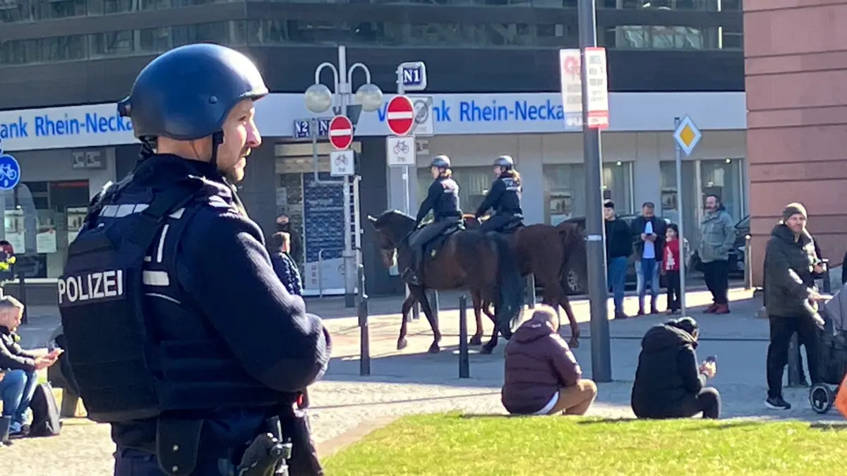 Polizeieinsatz in Mannheim: 03.03.2025, Baden-Württemberg, Mannheim: Einsatzkräfte der Polizei stehen bei einem Großeinsatz in der Innenstadt. Einem dpa-Reporter zufolge waren am Ort des Geschehens Trümmer zu sehen, mindestens eine Person lag demnach abgedeckt unter einer Plane. Augenzeugen zufolge war ein Fahrzeug in eine Menschenmenge gefahren. Foto: Wolfgang Jung/dpa +++ dpa-Bildfunk +++