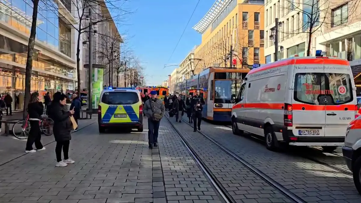 Polizeieinsatz in Mannheim: 03.03.2025, Baden-Württemberg, Mannheim: Einsatzfahrzeuge der Polizei un des Rettungsdienstes stehen bei einem Großeinsatz in der Innenstadt. Einem dpa-Reporter zufolge waren am Ort des Geschehens Trümmer zu sehen, mindestens eine Person lag demnach abgedeckt unter einer Plane. Augenzeugen zufolge war ein Fahrzeug in eine Menschenmenge gefahren. (Bestmögliche Qualität) Foto: René Priebe/dpa +++ dpa-Bildfunk +++