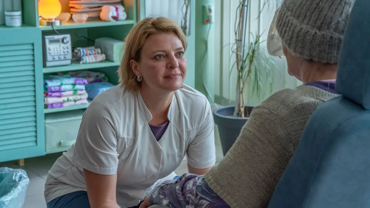 Die schweigsame Frau Nocke (Monika Lennartz, re.) bekommt von Kathi (Jördis Triebel, li.) eine Fußpflege der Extra-Klasse.