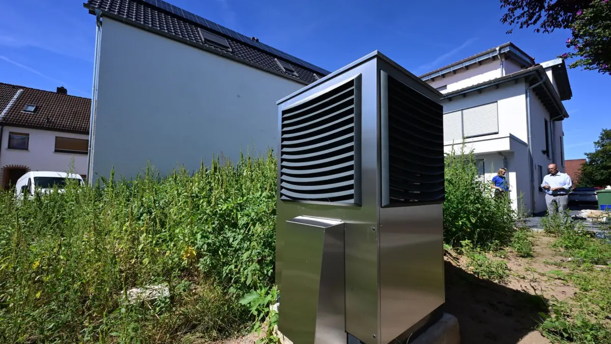 Wärmepumpe: ARCHIV - 05.09.2023, Baden-Württemberg, Plankstadt: Vor einem neu gebauten Wohngebäude ist im Garten eine Wärmepumpe zum Heizen des Gebäudes in Betrieb. (zu dpa: «Verbände-Allianz fordert Reform des Heizungsgesetzes») Foto: Bernd Weißbrod/dpa +++ dpa-Bildfunk +++