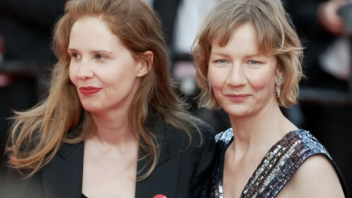 Regisseurin Justine Triet (li.) und Schauspielerin Sandra Hüller (re.) in Cannes auf dem roten Teppich zu „Anatomie eines Falls“, der bei den Filmfestspielen 2023 mit der Goldenen Palme ausgezeichnet wurde.