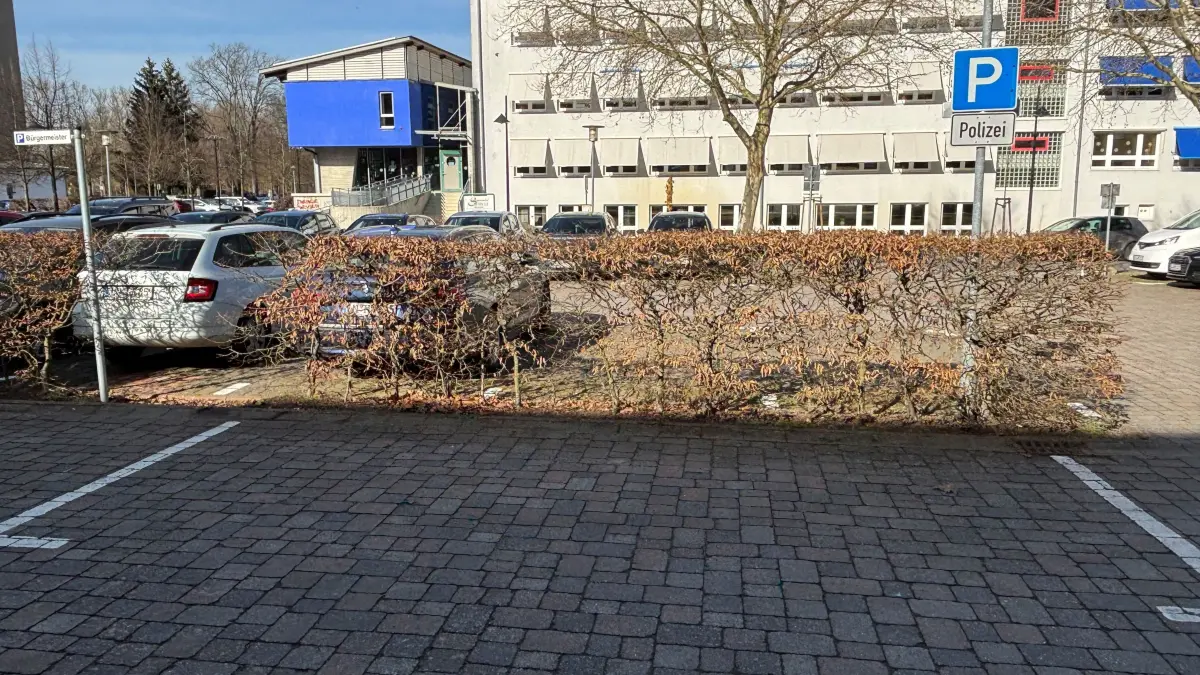 Der Tatort liegt direkt auf dem Parkplatz der Polizei hinter dem Rathaus Lübben