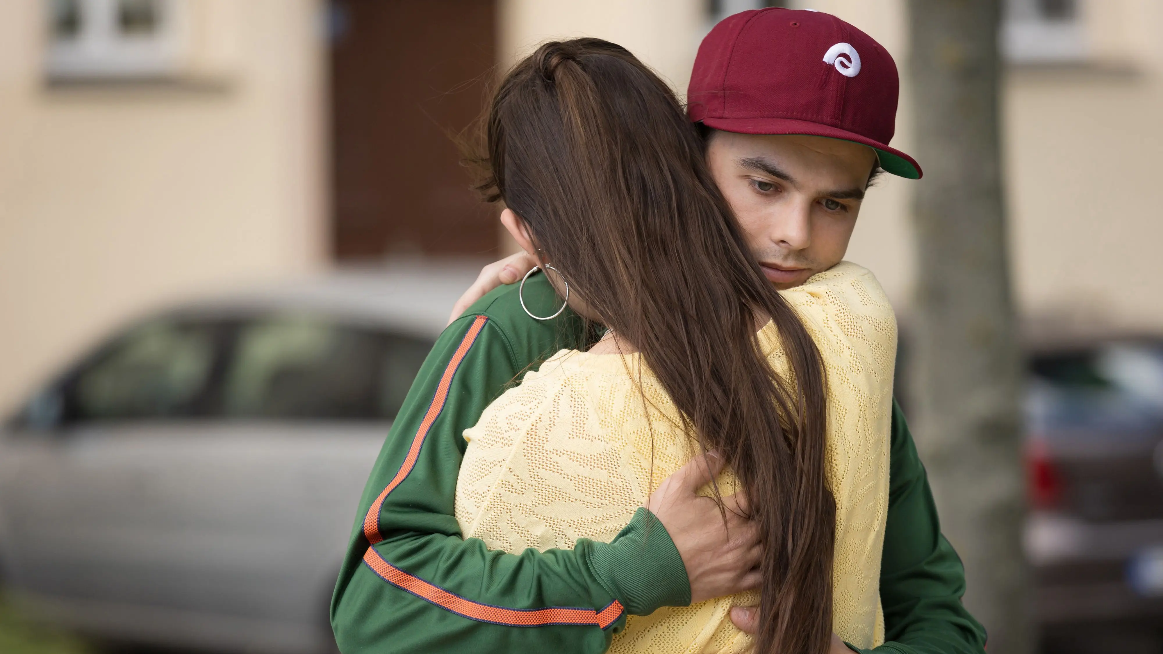 ARD/MDR IN ALLER FREUNDSCHAFT 1086, "Alles für ein Kind", am Dienstag (11.03.25) um 21:00 Uhr im ERSTEN. Ab 04.03.2025, 21:00 Uhr in der ARD-Mediathek.
Emilia Ulrich (Marlina Mitterhofer) hat ihren Ex-Freund Kurt Hesse (Tom Gronau) angerufen, der ihr jetzt zur Seite steht. Die beiden haben sich vor einiger Zeit getrennt, weil Emilia Kinder haben wollte und Kurt nicht. Doch die beiden verbinden immer noch sehr tiefe Gefühle.
© MDR/Saxonia Media/Rudolf Wernicke, honorarfrei - Verwendung gemäß der AGB im engen inhaltlichen, redaktionellen Zusammenhang mit genannter MDR-Sendung bei Nennung "Bild: MDR/Saxonia Media/Rudolf Wernicke" (S2+). MDR/HA Kommunikation, 04360 Leipzig, Tel: (0341) 300 6477 oder - 6463