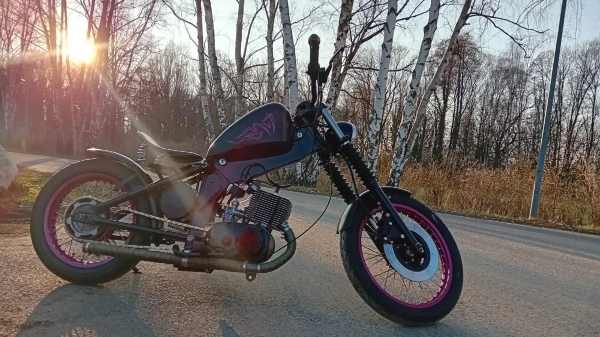 Sie liegt in den letzten Zügen – die MZ als Chopper-Umbau. Es ist das Meisterstück der 23-jährigen Lisa, die demnächst den Titel Zweiradmechanikermeisterin tragen wird.