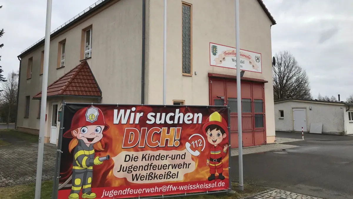 Blick auf das Feuerwehrgerätehaus in Weißkeißel. Für ein neues Fahrzeug braucht es einen neuen Stellplatz. Den zu bauen, ist gar nicht so einfach.