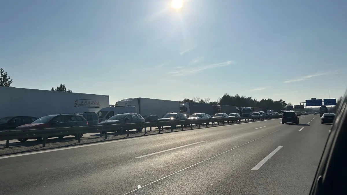 Der Stau auf der A10 am Schönefelder Kreuz löst sich um 15.15 Uhr bereits wieder auf.