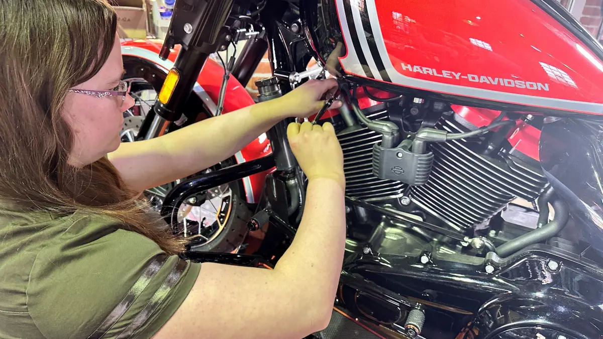Leidenschaft und Hingabe – wenn Lisa in der Harley Station in der Werkstatt schraubt und die fetten Bikes zum Laufen bringt, ist das für sie pure Erfüllung.