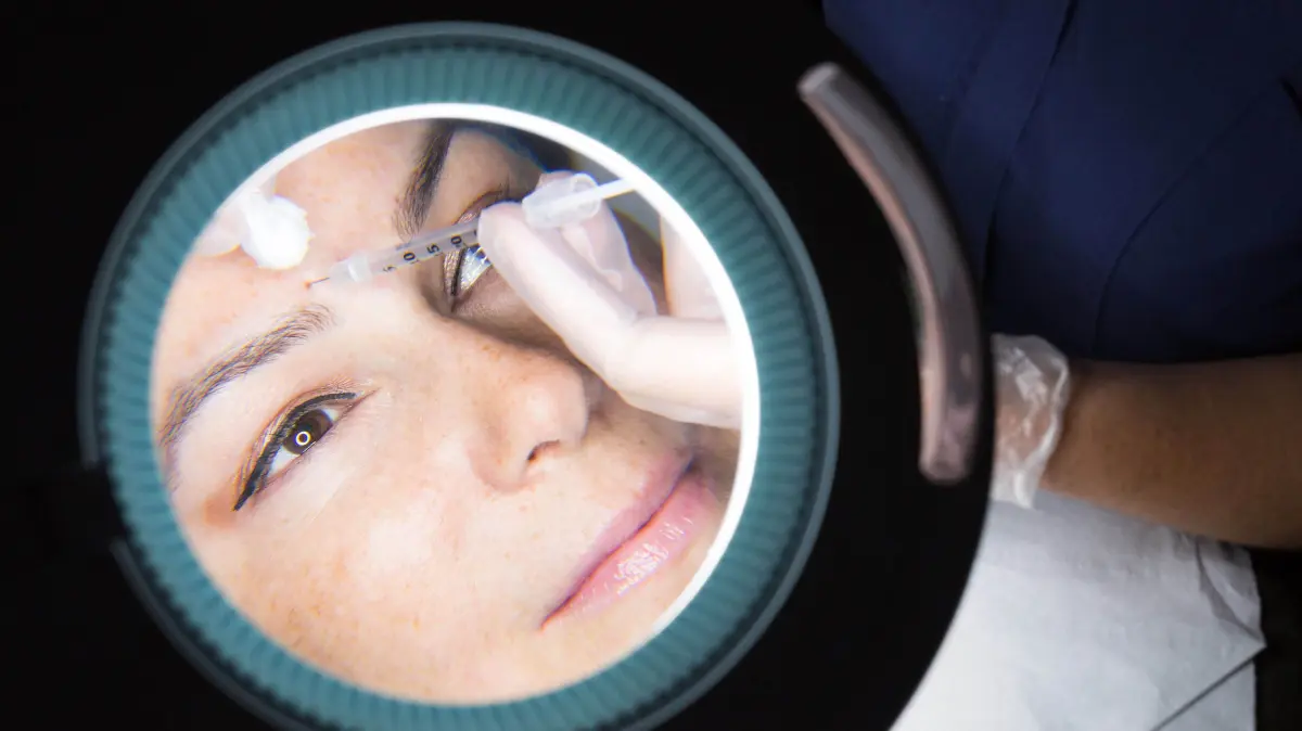 Eine Frau erhält eine Botox-Injektion (undatierte Aufnahme).