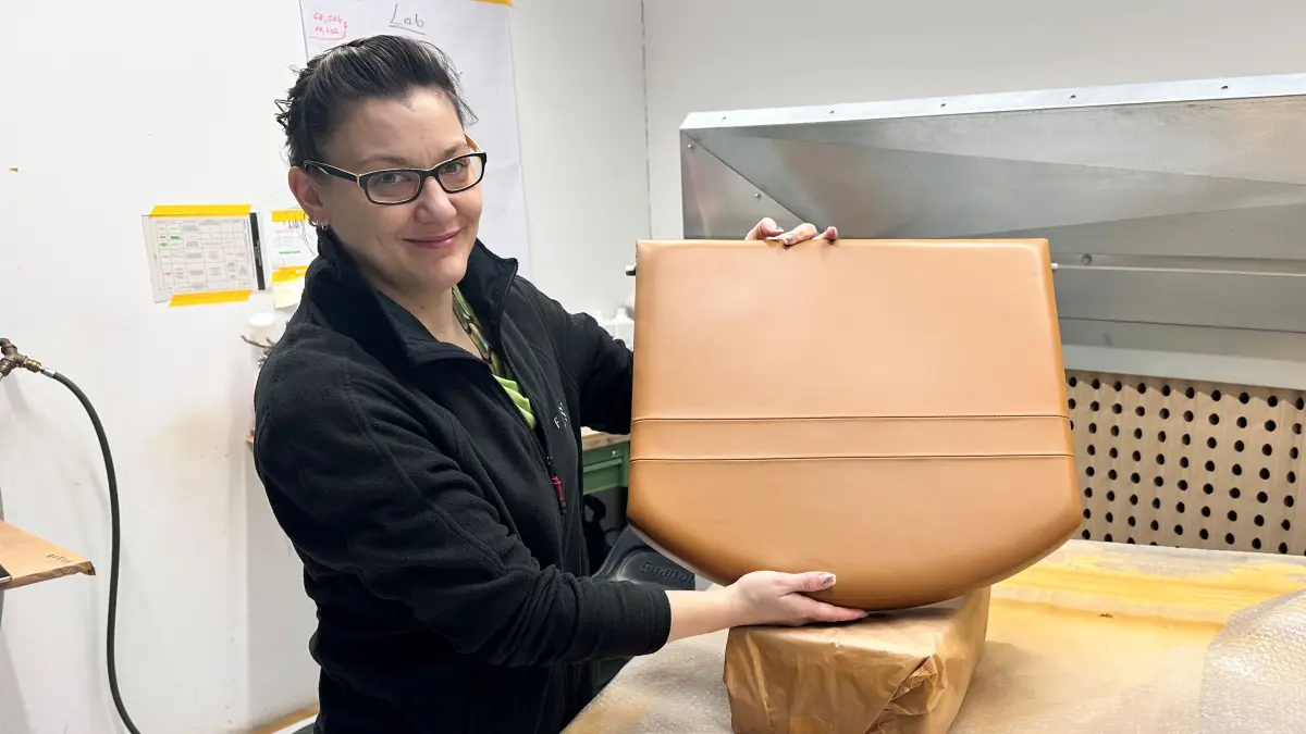 Romy arbeitet mit Hingabe und Sorgfalt mit ihren Werkstoffen "Lack und Leder" und gerade weil sie so viel Weiblichkeit mit in die Sprühkabine nimmt, können ihre männlichen Kollegen ihr nichts vormachen.