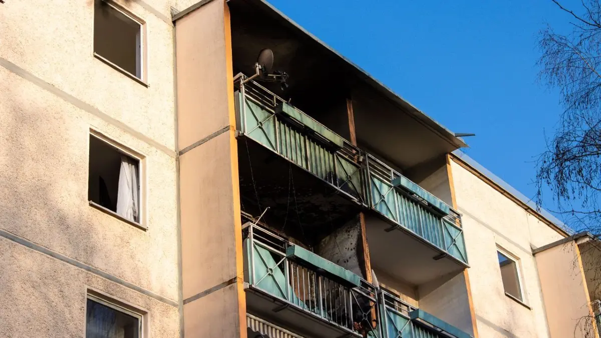 Wohnungsbrand in Königs Wusterhausen, das Feuer greift vom Balkon auf die Wohnung über. Die Feuerwehr rettet drei Katzen.