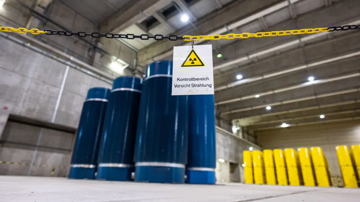 Atommüll Zwischenlager Ahaus: ARCHIV - 07.03.2024, Nordrhein-Westfalen, Ahaus: Auf einem Schild in der östlichen Lagerhalle, wo hochradioaktive gelbe CASTOR Behälter vom Typ THTR und blaue vom Typ CASTOR V/19, die aus Atomkraftwerken in Ahaus zwischengelagert werden, steht: „Kontrollbereich - Vorsicht Strahlung“. (zu dpa: «Umfrage: 70 Prozent stehen hinter Suche nach Atomendlager») Foto: Guido Kirchner/dpa +++ dpa-Bildfunk +++