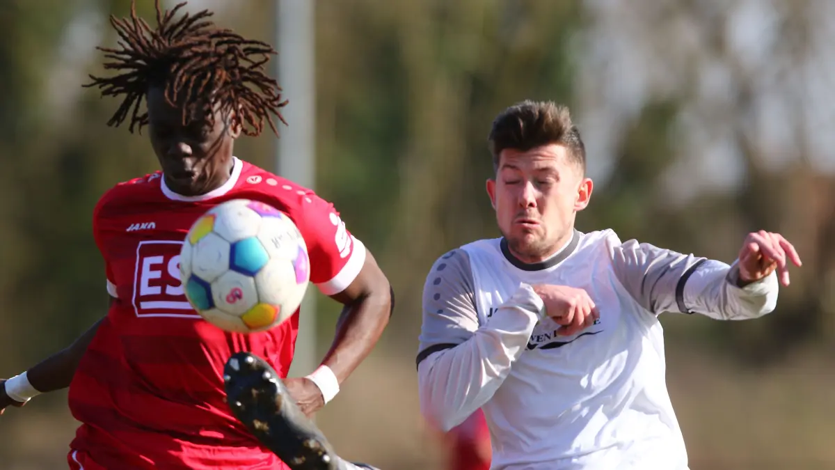 Packendes Duell: Uthmann Mustapha (links) war anfangs vom SV Altlüdersdorf kaum zu stellen. Der Winterzugang beim BSC Süd hatte mehrfach die Führung auf den Fuß.