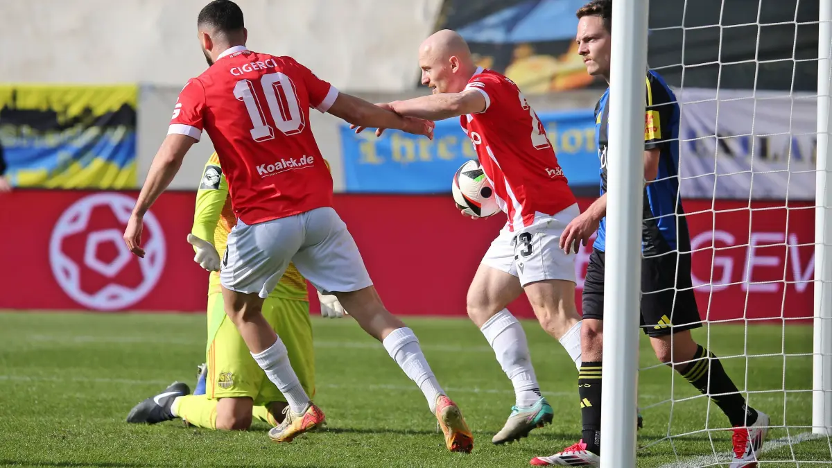 Fussball 3.Liga, 1.FC Saarbruecken - Energie Cottbus: 08.03.2025, xmohx, Fussball 3.Liga, 1.FC Saarbruecken - Energie Cottbus v.l. Cottbus bejubelt das 2-1 durch Timmy Thiele, im Bild jubeln Tolcay Cigerci und Maximillian Krau?Cottbus DFL/DFB REGULATIONS PROHIBIT ANY USE OF PHOTOGRAPHS as IMAGE SEQUENCES and/or QUASI-VIDEO Saarbruecken *** 08 03 2025, xmohx, Fu?ball 3 Liga, 1 FC Saarbruecken Energie Cottbus v l Cottbus celebrates the 2 1 by Timmy Thiele, in the picture Tolcay Cigerci and Maximillian K rau? Cottbus DFL DFB REGULATIONS PROHIBIT ANY USE OF PHOTOGRAPHS as IMAGE SEQUENCES and or QUASI VIDEO Saarbruecken