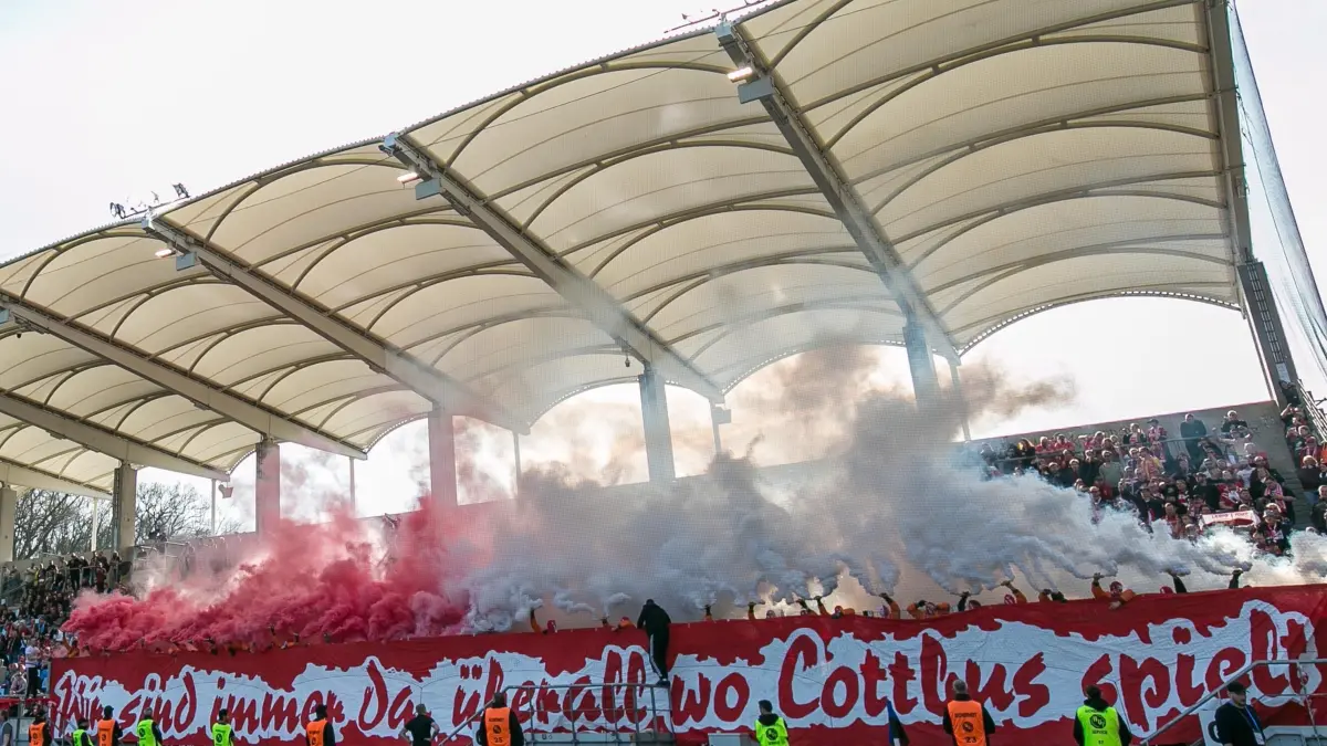 3 . Liga - 2024/2025 - 1. FC Saarbrücken vs. FC Energie Cottbus: Saarbrücken, Deutschland 08. März 2025:
3 . Liga - 2024/2025 - 1. FC Saarbrücken vs. FC Energie Cottbus
Im Bild: Fanblock Energie Cottbus - Choreo