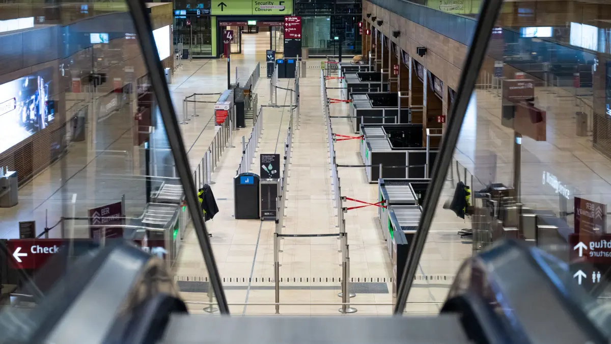Streik am Flughafen BER: Eine geschlossene Sicherheitskontrolle im Terminal. Die Gewerkschaft Verdi hatte die Beschäftigten des öffentlichen Dienstes und der Bodenverkehrsdienste für Montag zu einem Streik aufgerufen.