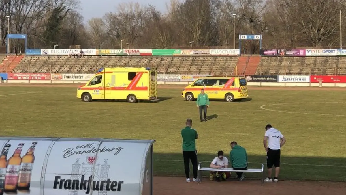 Rettungsdienst im Stadion der Freundschaft: Wegen eines Notfalls wurde das Spiel der Brandenburgliga zwischen Frankfurt und Lübben abgebrochen. Diskutiert wird seitdem über Defibrillatoren.