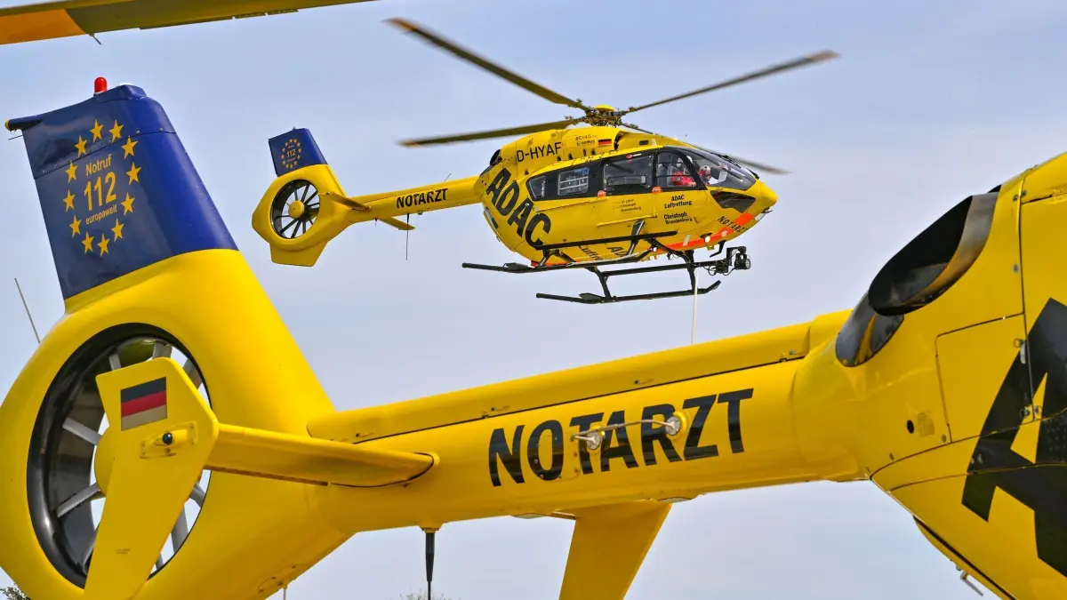Airbus Helicopters bringt neues Hubschraubermodell: ARCHIV - 29.04.2024, Brandenburg, Senftenberg: Der ADAC-Rettungshubschrauber «Christoph Brandenburg» vom Typ Airbus Helicopters EC 145 ist im Landeanflug auf die Station Senftenberg. Im Vordergrund steht der ADAC Rettungshubschrauber «Christoph 33». Der Hubschrauberhersteller bringt nun ein neues Modell auf den Markt. Der H140 soll ab 2028 zunächst als weitere Rettungsmaschine ausgeliefert werden. (zu dpa: «Airbus bietet neuen Helikopter für Luftretter an») Foto: Patrick Pleul/dpa +++ dpa-Bildfunk +++